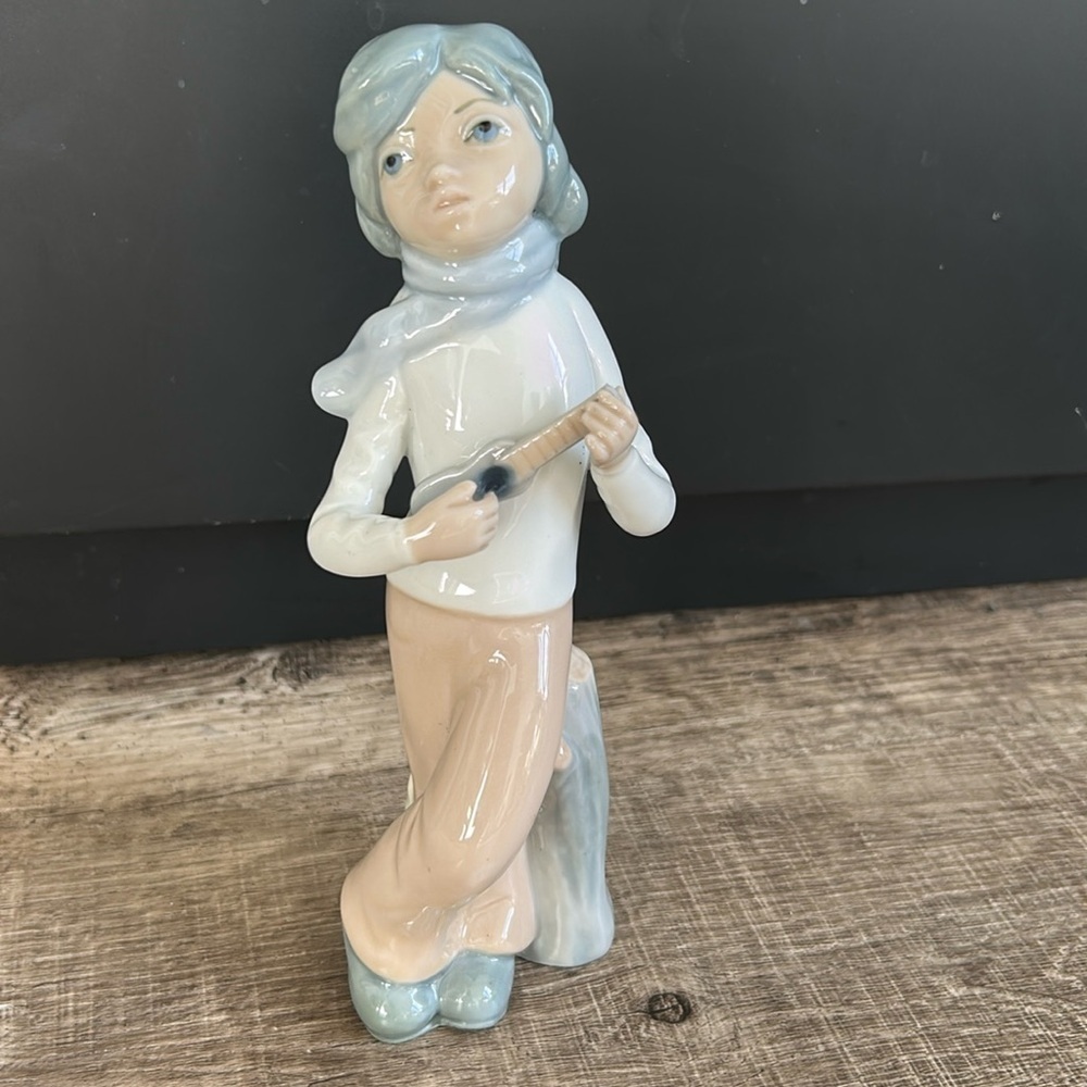 Cascades Spanish Porcelan Figurine